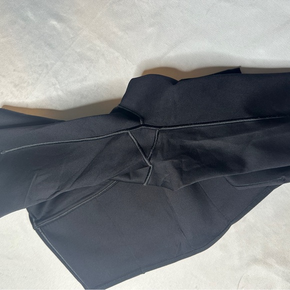 Nike Go Dri-FIT High-Rise Biker Shorts with Pockets - Picture 5 of 9